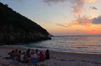 Groupe qui assiste au coucher de soleil , bivouac, karaburun, Albanie