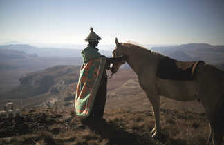 Homme du Lesotho avec son poney dans les montagnes