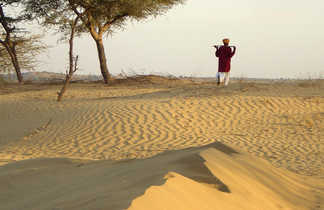 homme indien dans un désert au Rajasthan en inde