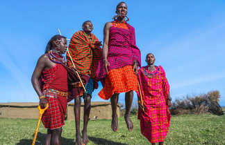 Homme masai avec leur tenue traditionnelle, lors d'un rite masai, Tanzanie