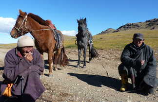 homme mongole avec leurs chevaux en Mongolie