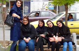 Iraniennes sur un banc en Iran