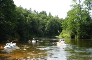 kanoé kayak dans une rivière de Lituanie