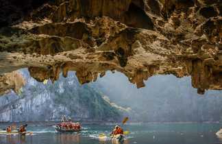 Kayak dans la Baie d'Ha Long au Vietnam