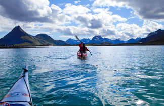 Kayak de mer dans les îles Lofoten, Norvège