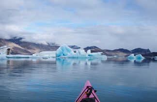 Kayak de mer parmi les icebergs en Arctique