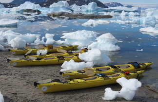Kayak parmi les icebergs, Groenland