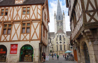 Vue entre les maisons en bois sur la cathédrale de Dijon