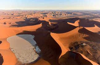 La mer de dunes à Sossusvlei dans le désert du Namib, en Namibie