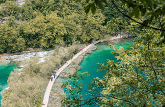 Lac dans un parc de Croatie