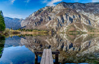 Lac de Bohinj dans le parc national du Triglav en Slovénie