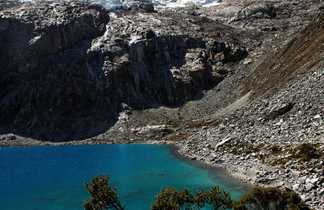 Lac turquoise et glacier, dans la cordillère blanche