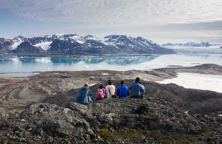 Le groupe admire le paysage arctique au Nord du Spitzberg