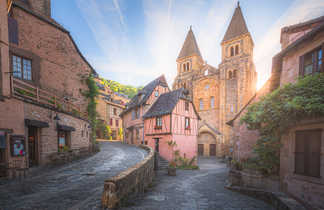 Le joli petit village de Conques situé en Occitanie en France