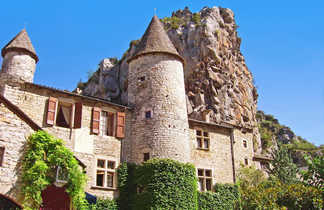 Le joli petit village de la Malène Lozère et ses bâtiments en pierres apparentes