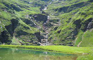 Le lac Vert, paysage des Pyrénées, vallée de Luchon