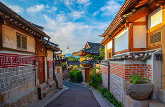 Le village de Bukchon Hanok et la tour de Séoul en arrière plan, Corée du Sud.