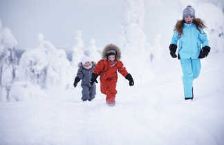 Voyage famille dans la neige en Finlande