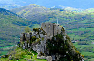 Les ruines du château de roquefixade en Occitanie