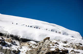 Les trekkeurs marchant pour se rendre au Mera Peak