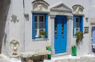 maison blanche à volets bleus en Grèce