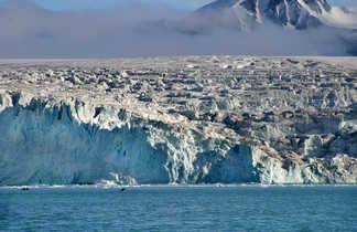 Majestueux front glaciaire vu depuis notre kayak au spitzberg