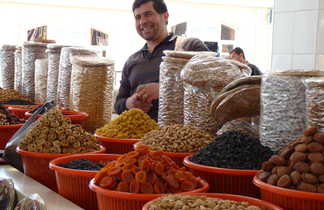 Marchand épices marché local ouzbekistan