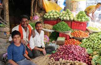 marchant de légumes en Inde
