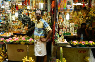marchant indien devant sa boutique en Inde