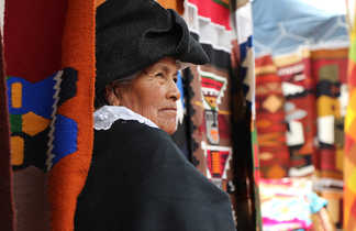 Une vieille dame locale au Marche d'Otavalo, Equateur