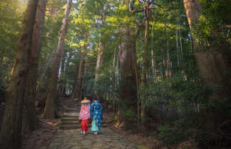 Marche et méditation en forêt de japonais en kimono