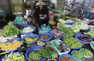 Marché local de légumes au Vietnam