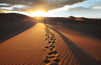 Marcheur dans le dunes de Namibie