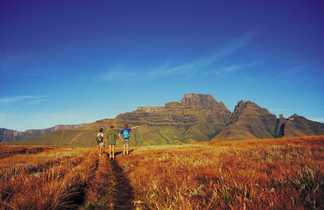 Marcheurs dans les montagnes du Drakensberg en Afrique du Sud