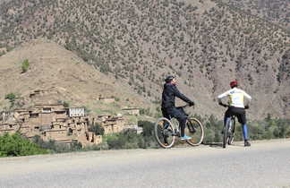 Maroc - vélos - village berbère
