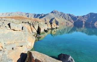 massif rocheux avec un plan d'eau à Oman
