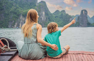 Mère et fils voyageant en bateau dans la baie d'Halong au Vietnam