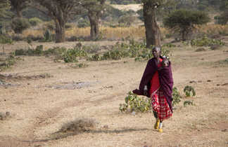 Mère masai portant son enfant en Tanzanie