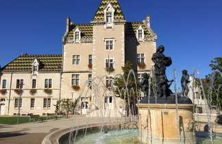 Domaine de Meursault en arrière plan et fontaine sculptée au premier plan