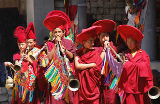 Moines en habit traditionnel en Inde Himalayenne