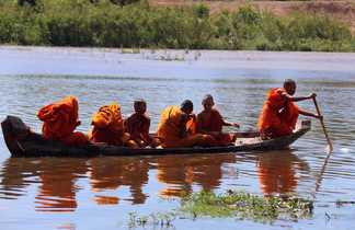 moines sur une pirogues au Cambodge