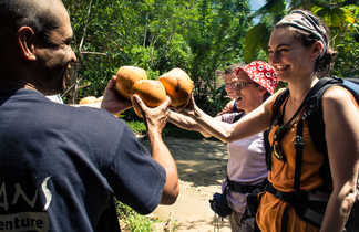 moment-de-partage-avec-des-noix-de-coco-fraiches-Sri-Lanka