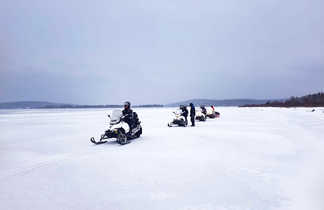 Motoneige sur le lac gelé du réservoir Taureau au Canada
