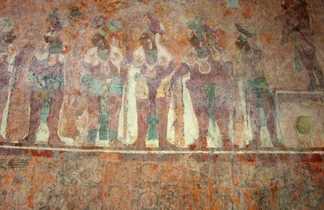 mur décoré dans le site archéologique Bonampak au Mexique