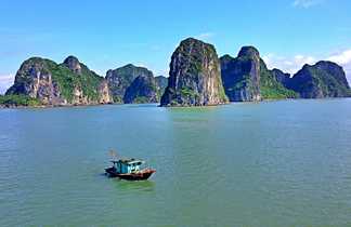 Navigation sur la Baie de Bai Tu Long au Vietnam