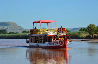 Navigation sur la Tsiribinha , fleuve de Mada