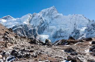 Nuptse et glacier Khumbu au Népal