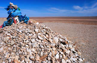 Ovoo, cairn chamanique dans le désert de Gobi en Mongolie