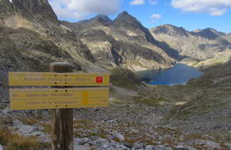 panneau d'itinéraire dans le Parc national du Mercantour dans les Alpes en France