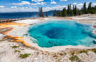 Parc national de Yellowstone source thermale chaude dans la région du bassin West Thumb Geyser, Wyoming, États-Unis